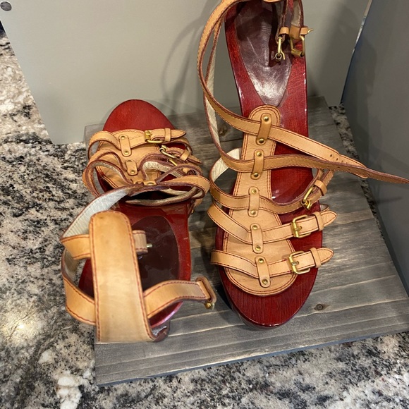 Giuseppe Zanotti, size 42. Easy to walk in. Some scratches see picture. No box - Picture 9 of 13